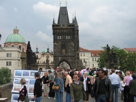 Auf der Prager Karlsbrücke