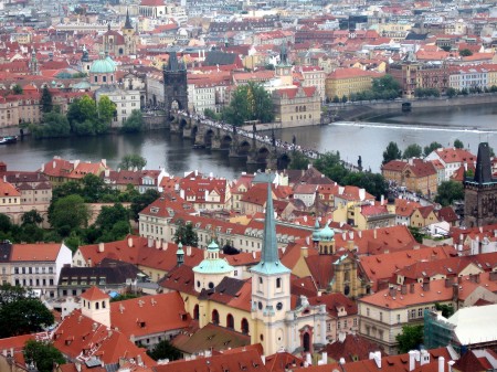 Blick vom Prager Dom auf die Karlsbrücke