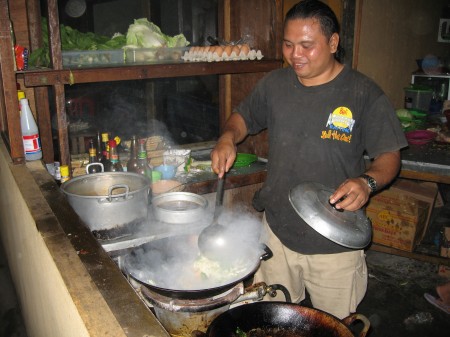 Im Straßenrestaurant auf Bali